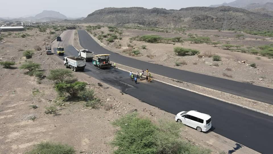 بتمويل صندوق صيانة الطرق ,الفرق الفنية تبدأ أعمال سفلتة الخط الدائري بالحبيلين في لحج