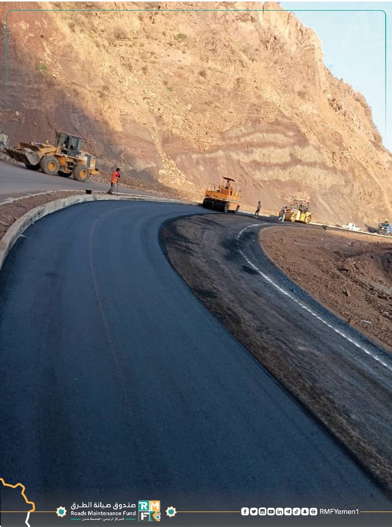 بتمويل صندوق الطرق..بدء أعمال الإسفلت في طريق نقيل الربض في الضالع